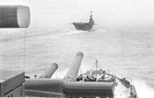 La portaerei Ark Royal fotografata dalla HMS Malaya mentre si dirige verso Genova l'8 febbraio 1941.