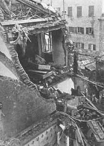 Edificio di Piazza Colombo sventrato dal bombardamento navale britannico.