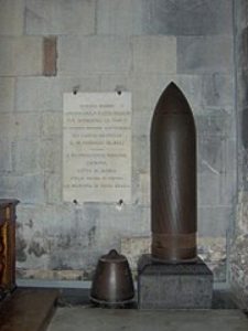 Proiettile inesploso esposto nella cattedrale di San Lorenzo