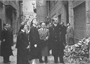 La principessa Maria Josè in divisa da crocerossina in visita ai quartieri di Genova colpiti dai bombardamenti navali del febbraio 1941.