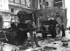 Un partigiano di guardia dopo la riconquista di piazza De Ferrari