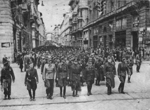 Le truppe tedesche, con il generale Meinhold in testa, sfilano in via XX Settembre dopo la resa