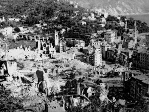 La città distrutta dopo l’ultimo bombardamento. In primo piano quel che resta del ponte ferroviario Sotto, una casamatta alle Batterie sul Monte di Portofino e a destra il punto in cui era piazzato il telemetro